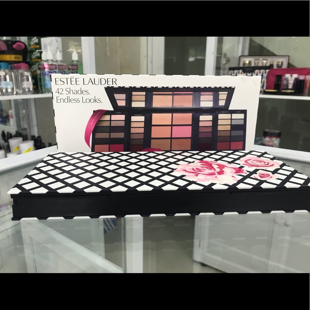 Estée Lauder 42 Shades Endless Looks.